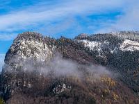 Überhängende Wand und Nebelfetzen am Bergwald - Mittleres Priental